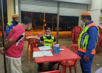 POLIS melakukan pemantauan di sebuah kedai makan sekitar bandar Lipis, Pahang semalam.