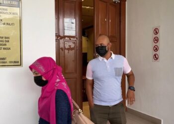 MOHD. Afif Ramlan yang dituduh menghantar komunikasi lucah terhadap seorang wanita keluar dari  Mahkamah Sesyen, Alor Setar, Kedah, hari ini.