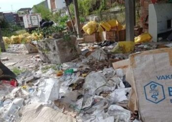 LONGGOKAN sampah sisa perubatan yang turut menemukan kondom dan picagari. -SUARA.COM