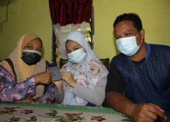 FATIN Nasuha Mahalil dan ibu bapanya kelihatan ceria ketika ditemui di kediaman mereka di Kampung Kerangai, Jelebu, baru-baru ini. – Mingguan/NOR AINNA HAMZAH.