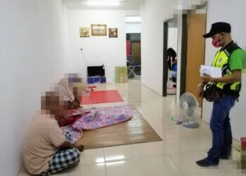 SEORANG Pegawai Penguat kuasa PADK menyoal siasat ke atas pasangan yang ditangkap khalwat dalam operasi pencegahan maksiat di Taman Lagenda, Padang Serai, Kulim, hari ini.