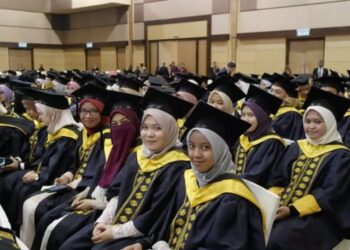 PARA graduan Mediu ceria dalam majlis konvokesyen yang dijalankan sebelum pandemik Covid-19. 
– UTUSAN/ABDUL RAZAK IDRIS.