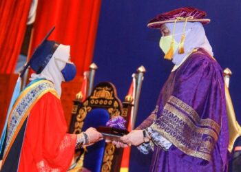 TUANKU Aishah Rohani Tengku Besar Mahmud menyampaikan Anugerah Pelajaran Diraja (Pingat Jaya Cemerlang) kepada Nur Ain Hannani Hamid, graduan Sarjana Muda Sains dengan Kepujian (Bioteknik Makanan) dari Fakulti Sains dan Teknologi pada Majlis Konvokesyen USIM Ke-18 di USIM, Nilai, Seremban hari ini. - FOTO/MUHAMMAD IZZAT TERMIZIE