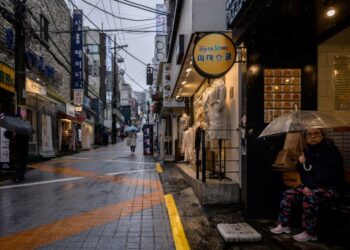 Jumlah pekerjaan baharu beberapa sektor termasuk restoran di Korea Selatan dilanda ‘badai’ bulan lalu. – AFP