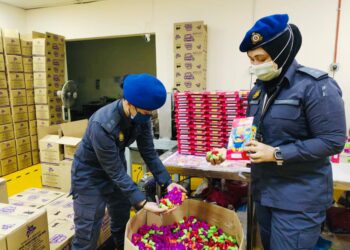 KPDNHEP menyerbu dua premis membabitkan syarikat pembungkusan biskut coklat serta kilang memproses kacang dan muruku dalam operasi bersepadu berhubung isu halal dan standard keselamatan pengguna di sekitar Nilai, Negeri Sembilan, semalam.