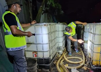 ANGGOTA penguat kuasa KPDN memeriksa tong minyak diesel bersubsidi dirampas di sebuah premis tanpa nombor di Semenyih, Selangor.