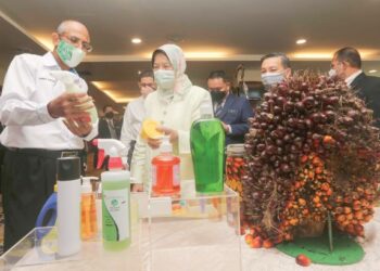 ZURAIDA Kamaruddin melawat pameran pada program #KELUARGAMALAYSIA: MINGGU AGRIKOMODITI @MYKOMODITI 2021 di Hotel Everly, Putrajaya, semalam. – UTUSAN/FAISOL MUSTAFA