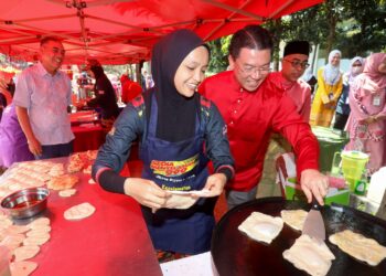 NGA Kor Ming beramah mesra dengan peniaga gerai pada Majlis Jalinan Muhibbah KPKT di Putrajaya. - UTUSAN/FAISOL MUSTAFA