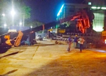 Sktruktur kren di tapak pembinaan sebuah hospital swasta di Jalan Masjid Negeri, Pulau Pinang tumbang dengan sebahagiannya menimpa laluan pejalan kaki berhampiran tapak projek berkenaan.