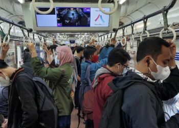 KEADAAN padat gerabak kereta rel listrik (KRL) atau komuter laluan Bogor-Jakarta. - CNN IINDONESIA