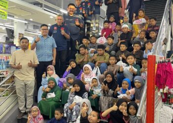 PEGAWAI KRM dan Harps Holdings Berhad bersama anak yatim dan asnaf yang diraikan dengan pembelian baju raya dan majlis berbuka puasa di Teluk Intan semalam. - UTUSAN