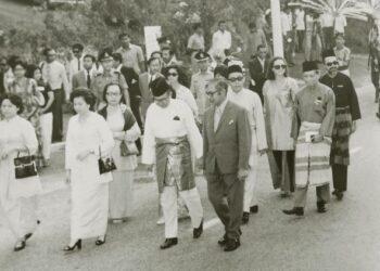 PERDANA Menteri, Tun Abdul Razak Hussein (empat dari kiri) tiba di Dewan Tunku Canselor, Universiti Malaya bagi merasmikan Kongres Kebudayaan Kebangsaan pada 16 Ogos 1971.