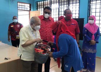 TENGKU Razaleigh Hamzah menyampaikan sumbangan kepada perwakilan selepas merasmikan Mesyuarat UMNO Cawangan secara berkelompok di Gua Musang, semalam. –MINGGUAN/AIMUNI TUAN LAH