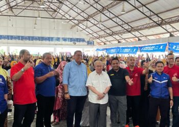 TENGKU Razaleigh Hamzah (empat dari kiri) bersama Sahabat Amanah Ikhtiar Malaysia (AIM), di Balai Rakyat Bukit Cekati di Gua Musang, Kelantan hari ini. - UTUSAN/AIMUNI TUAN LAH