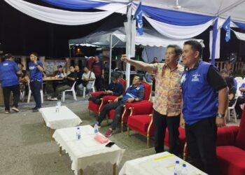 JALALUDDIN Alias mengikuti keputusan semasa si Bilik Gerakan BN di Kuala Klawang, Negeri Sembilan. - UTUSAN/NAZARUDIN SHAHARI