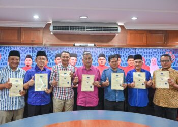 AHMAD Said (tengah) bersama calon-calon BN yang bertanding di kerusi Parlimen  di Terengganu selepas menyampaikan watikah pelantikan calon BN di Kuala Terengganu, hari ini. - UTUSAN/PUQTRA HAIRRY ROSLI