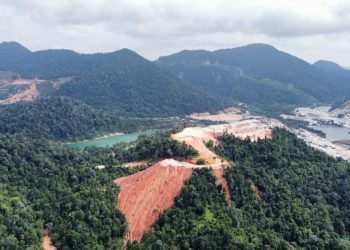 KEADAAN bukit yang membawa air tanah merah ke laut akibat aktiviti kuari Hutan Simpan Segari Melintang di Beruas. - IHSAN KUASA