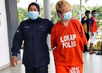 WANITA yang dituduh memukul dua ekor kucing termasuk seekor kucing bunting hingga mati diiringi anggota polis ketika hadir di Mahkamah Majistret Bukit Mertajam, Pulau Pinang, hari ini.