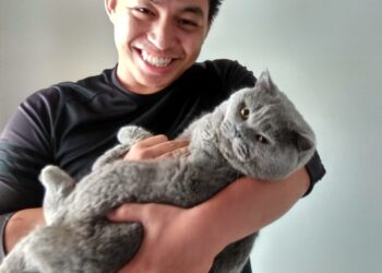 Pemilik kucing, Ahmad Fadhilat   bersama kucing kesayangannya.