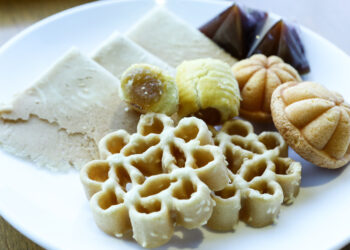 Kuih raya lama masih menjadi pilihan untuk disajikan pada Hari Raya Aidilfitri.