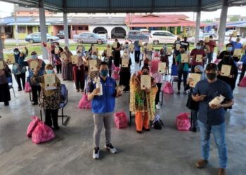 PESERTA kursus asas penjagaan dan penanaman cendawan tiram kelabu menunjukkan sijil selepas menamatkan kursus tersebut di Mersing, baru-baru ini. - FACEBOOK IKATAN ANAK MERSING