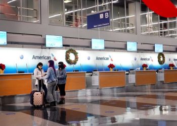 BEBERAPA penumpang menunggu penerbangan di Lapangan Terbang Antarabangsa O’Hare di Chicago. - AFP