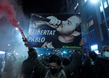 PENUNJUK perasaan berarak sambil membawa poster Pablo Hasel dalam demonstrasi di Barcelona, Sepanyol. - AFP