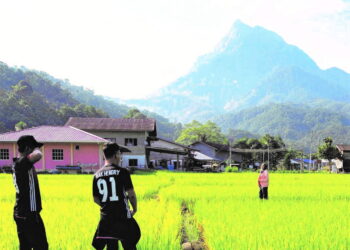 KELONGGARAN untuk inap desa menerima pelancong mampu memberikan impak positif. - GAMBAR HIASAN