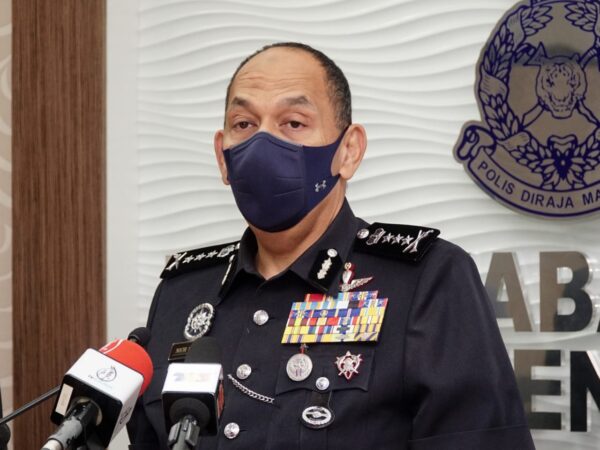 Gelaran Datuk palsu: 2 ahli perniagaan dihadap ke mahkamah 