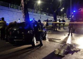 SEORANG wanita maut selepas kereta dipandunya terbabas dan melanggar sebatang pokok di Jalan Masjid Negeri, Georgetown, Pulau Pinang, awal pagi tadi. - IHSAN BOMBA