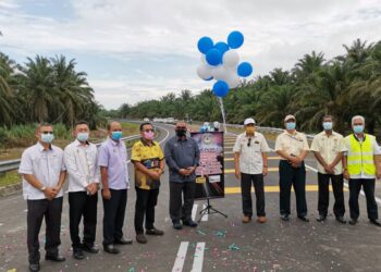 MOHD. Zolkafly Harun (tengah) pada perasmian kerja naik taraf jalan runtuh Jalan Tali Air, Chikus di Langkap, Perak hari ini. - UTUSAN/AIN SAFRE BIDIN