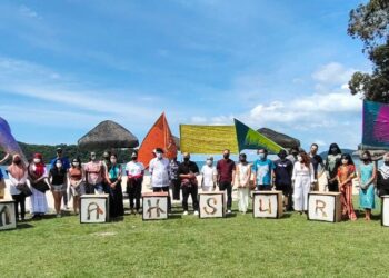 NASARUDDIN Abdul Muttalib Nasaruddin (tengah) bergambar bersama penganjur dan peserta Hari Mahsuri di Holiday Villa Beach Resort di Pantai Tengah, Langkawi hari ini. - UTUSAN/NUR AMALINA AZMAN