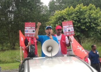 RAFIZI RAMLI berucap menggunakan pembesar suara pada program Sembang Santai Bersama Masyarakat di Taman Ehsan Jaya, Johor Bahru.