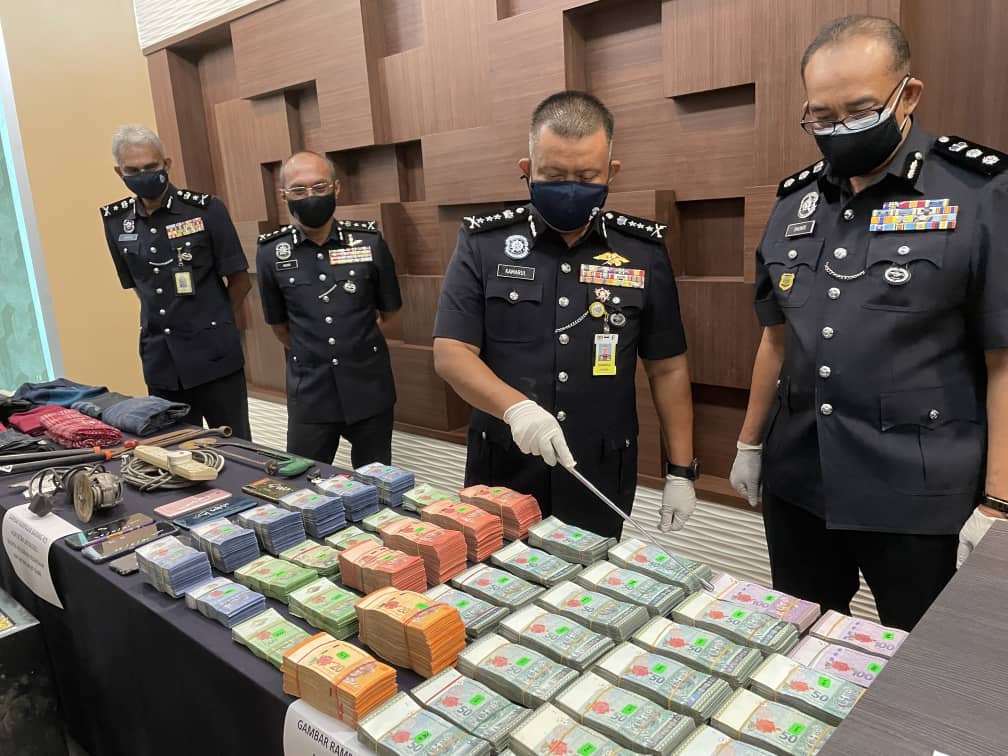 Tiga Anggota Polis Antara Enam Suspek Ditahan Larikan Rm400 000