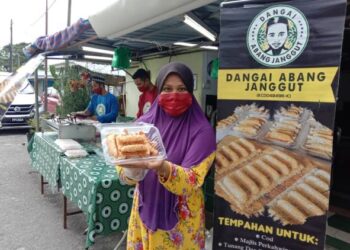 NURUL Farahin Rosli menunjukkan dangai yang dijual di gerai Dangai Abang Janggut di Kampung Nelayan, Teluk Kumbar, Pulau Pinang.