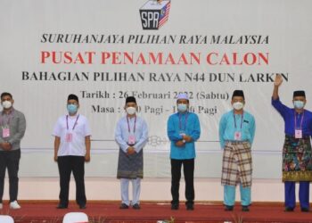 CALON Barisan Nasional (BN), Hairi Md. Shah (kanan sekali) bersama calon-calon lain (dari kiri) Rasif Abu Bakar (Muda), Mohamad Riadz Mohd Hashim (Pejuang), Zulkifli Bujang (Perikatan Nasional), Norramadan Buan (Bebas) dan  Dr. Zamil Najwah Arbain (PKR) yang akan bertanding di kerusi Dewan Undangan Negeri Larkin selepas proses penamaan calon di Larkin, semalam. – mingguan/RAJA JAAFAR ALI