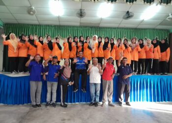 ABD LATIF BANDI beramah mesra dengan penduduk di Felda Tenggaroh 1, Mersing, Johor.