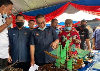 ABDUL Latiff (tengah) melawat sebuah gerai dalam program Karnival Mini DesaMall@KPLB di Pusat Komuniti Desa Air Merah, Mersing, Johor.