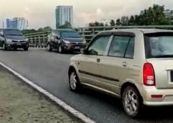 TANGKAP layar video memaparkan sebuah Perodua Kelisa dipandu seorang lelaki warga emas secara melawan arus dari Plaza Tol Sri Muda LKSA, Shah Alam, Selangor, gara-gara tidak mempunya kad Touch N Go.