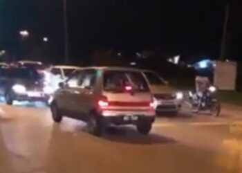 KERETA kancil dipandu lelaki berusia 40 tahun yang dirakam melawan arus  di Kilometer 1, Jalan Banting, Jugra, Banting kelmarin.