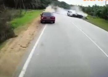 TANGKAP layar video yang tular mengenai adegan kejar mengejar EMPV polis dan sebuah kereta yang berakhir kemalangan di Kampung Paya Bungor, Jalan Kuantan-Maran di Maran, Pahang.