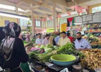 Azhar (dua dari kanan) meninjau pengundi di Marang dalam kempen PRU-15 kali ini.