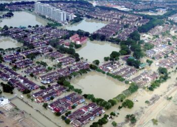 Kerugian  harta benda akibat banjir di 50 daerah seluruh negara Disember tahun lalu dianggar mencecah RM6.5 bilion.-UTUSAN/FAUZI BAHARUDIN