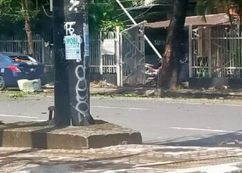 KEADAAN pagar di pintu masuk gereja yang rosak akibat letupan di Makassar, Sulawesi Selatan, Indonesia. - AGENSI