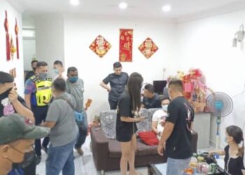 ANGGOTA polis memeriksa sejumlah wang tunai yang dipercayai digunakan untuk tujuan perjudian dalam serbuan di sebuah rumah di Bukit Mertajam, Pulau Pinang awal pagi tadi.