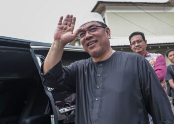 SULAIMAN Md. Ali melambai kepada pengamal media ketika ditemui pada Majlis Sumbangan Ramadan Parlimen Masjid Tanah di Kompleks Japerun Kuala Linggi, Masjid Tanah, Melaka. - UTUSAN/SYAFEEQ AHMAD