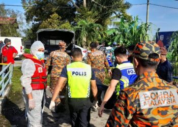 ANGGOTA bomba mengangkat mayat mangsa lemas itu di sebuah palung di Parit 8 Gambut, Sungai Besar, Sabak Bernam, Selangor.