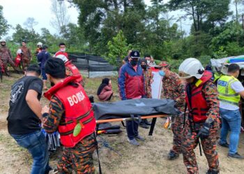 MAYAT salah seorang mangsa lemas yang ditemukan pihak berkuasa selepas dihanyutkan arus deras di longkang sedalam dua meter berdekatan Masjid Taman Cendana, Pasir Gudang, Johor.