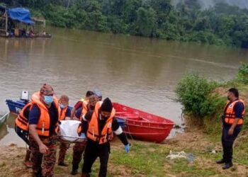 PASUKAN penyelamat mengusung mayat Ahmad Firdaus Afiq Che Yusof yang ditemukan tersangkut pada enjin tongkang penyedut pasir Serdang di Dungun, Terengganu, hari ini.