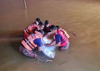 ANGGOTA bomba dan penyelamat mengangkat mayat seorang lelaki yang ditemukan lemas di Sungai Kuala Nerus, Kampung Bukit Tumbuh, Kuala Nerus,  Terengganu, semalam. 